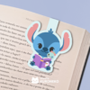 Artboard1 Marca Página Magnético - Stitch lendo
