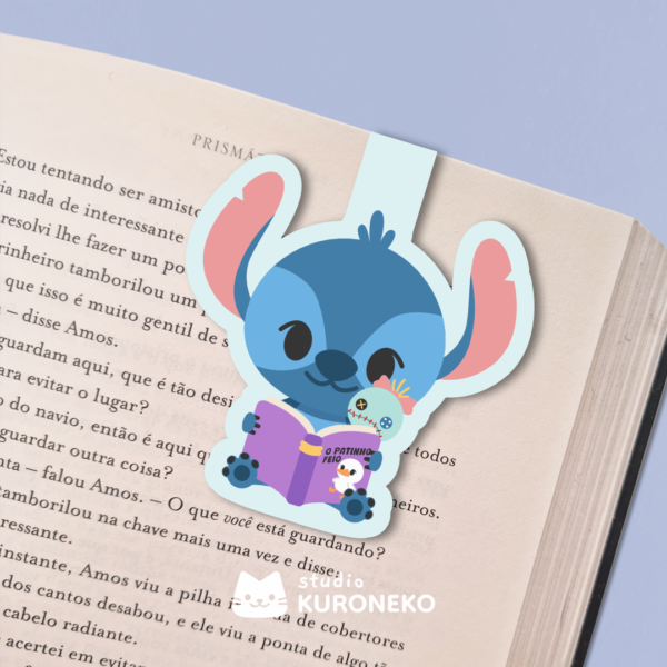 Artboard1 Marca Página Magnético - Stitch lendo