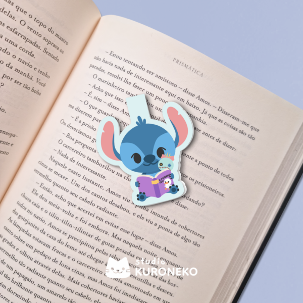 Artboard3 Marca Página Magnético - Stitch lendo